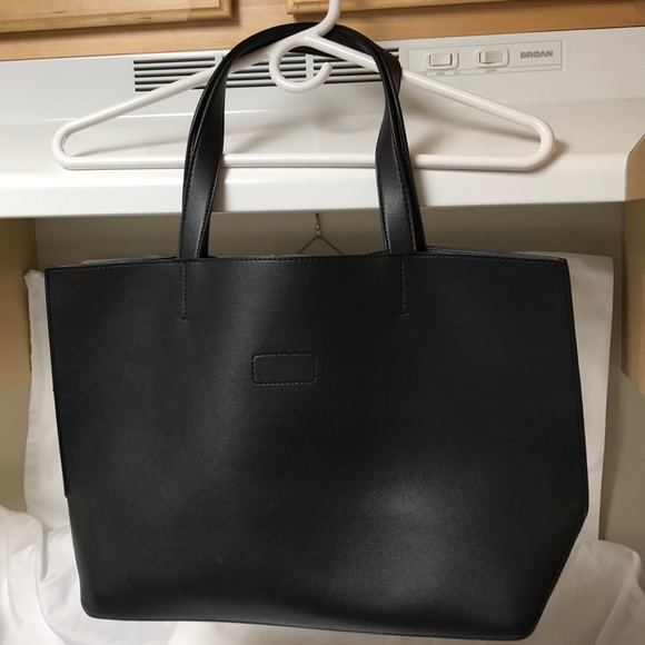 SUMMER & ROSE.  Tote bag.  Black vegan leather. - Picture 2 of 8